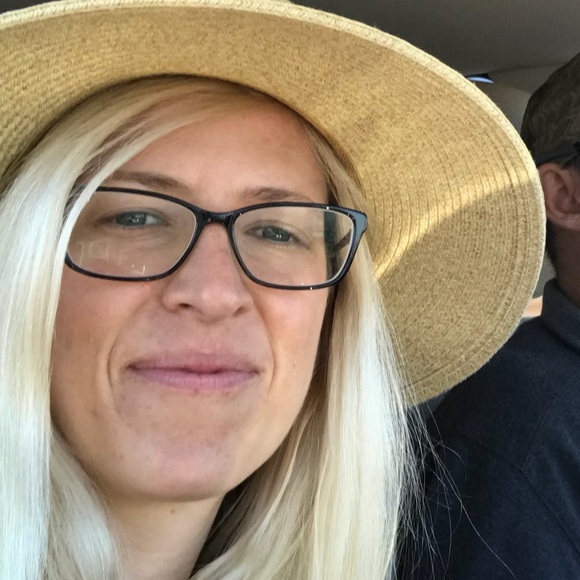 Meet your Posher, Crystal - Picture 1 of 4